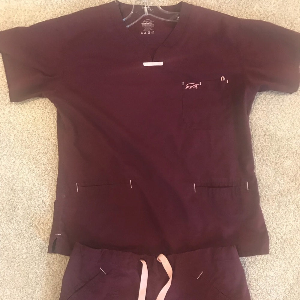 Women’s iguanamed scrubs burgundy medium
